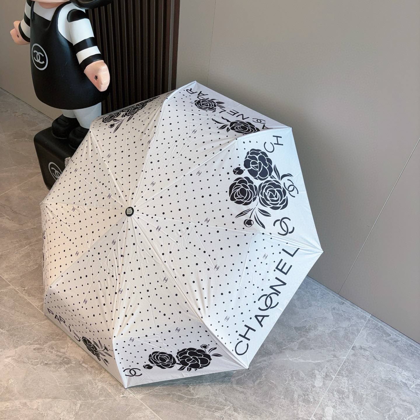  CHANEL（香奈儿）三折自动折叠晴雨伞 集合香奈儿灵魂LOGO为一体的设计风格高雅奢华 带在身上带来