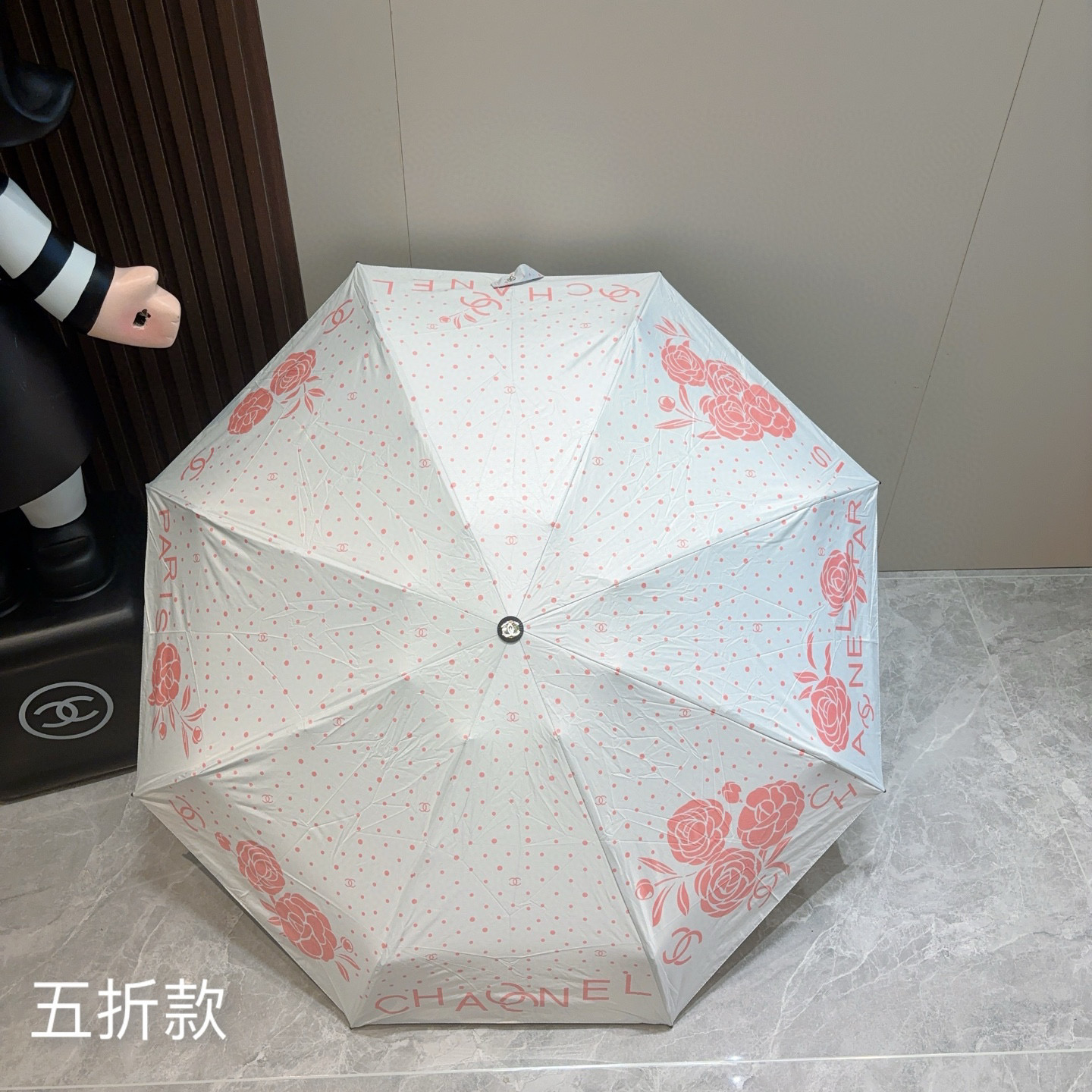  CHANEL（香奈儿）五折手开折叠晴雨伞 集合香奈儿灵魂LOGO为一体的设计风格高雅奢华 带在身上带来