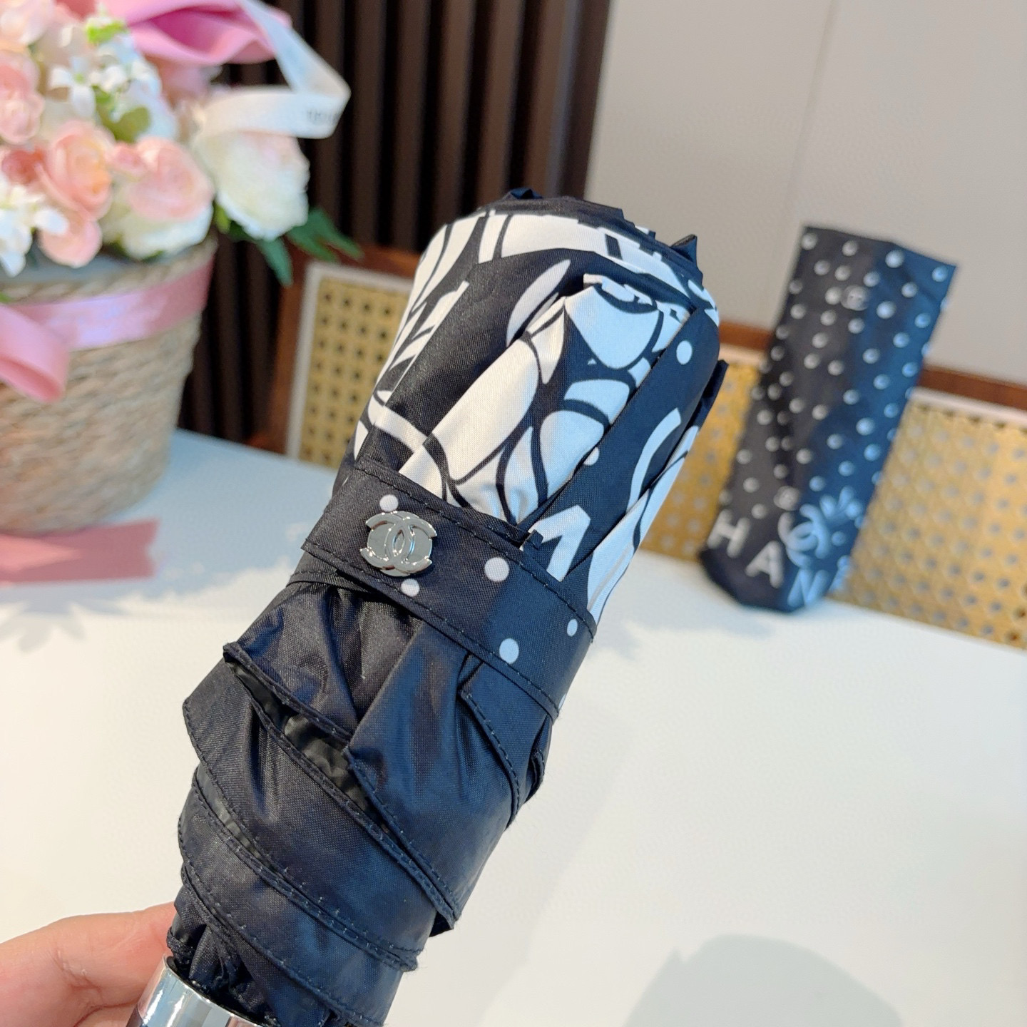  CHANEL（香奈儿）五折手开折叠晴雨伞 集合香奈儿灵魂LOGO为一体的设计风格高雅奢华 带在身上带来