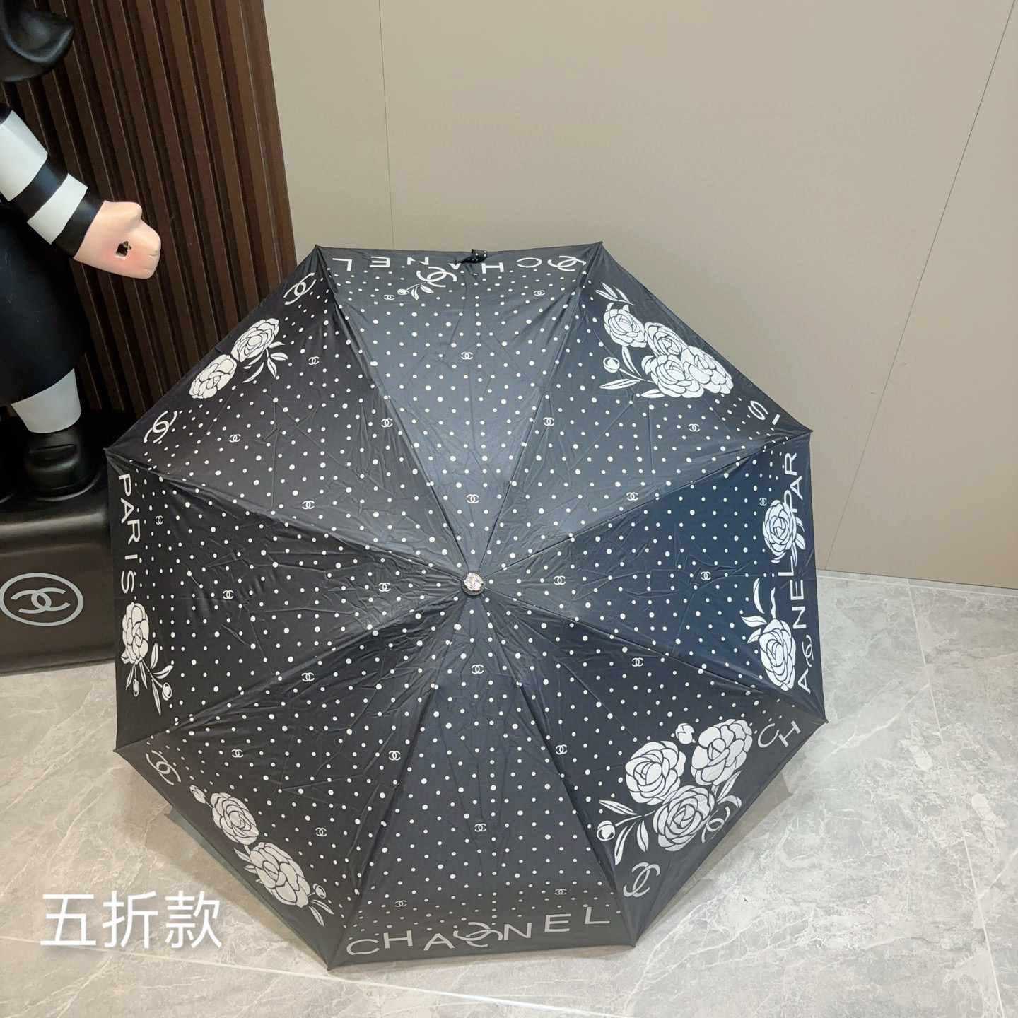  CHANEL（香奈儿）五折手开折叠晴雨伞 集合香奈儿灵魂LOGO为一体的设计风格高雅奢华 带在身上带来