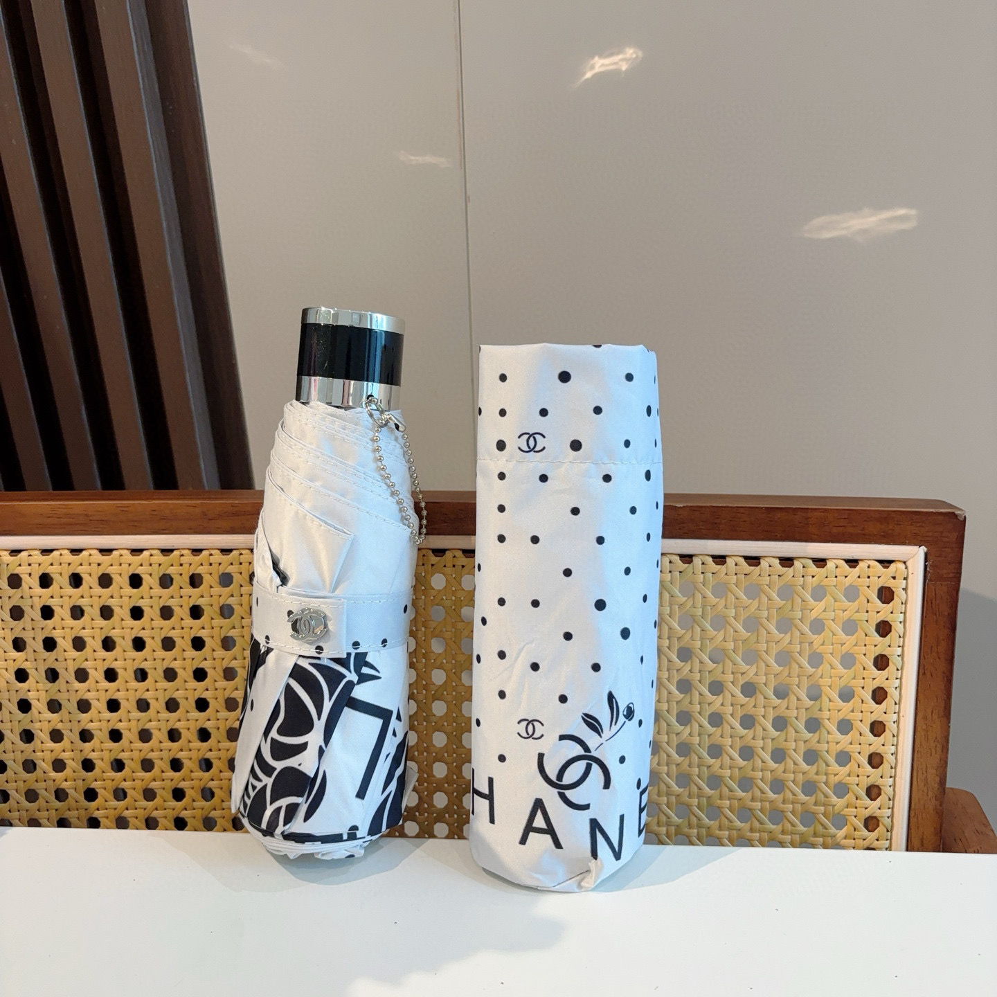  CHANEL（香奈儿）五折手开折叠晴雨伞 集合香奈儿灵魂LOGO为一体的设计风格高雅奢华 带在身上带来