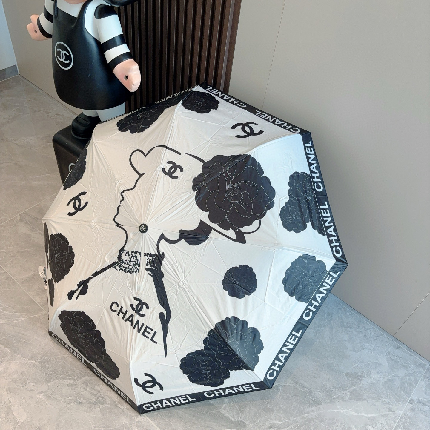  CHANEL（香奈儿）三折自动折叠晴雨伞 集合香奈儿灵魂LOGO为一体的设计风格高雅奢华 带在身上带来