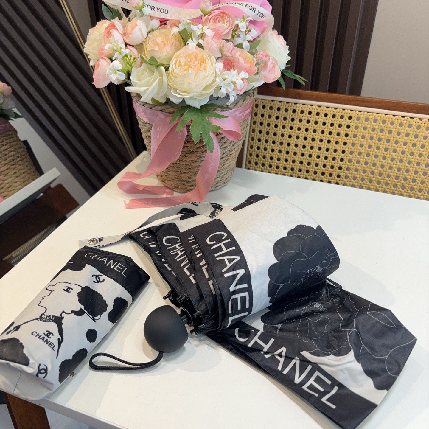  CHANEL（香奈儿）五折手开折叠晴雨伞 集合香奈儿灵魂LOGO为一体的设计风格高雅奢华 带在身上带来