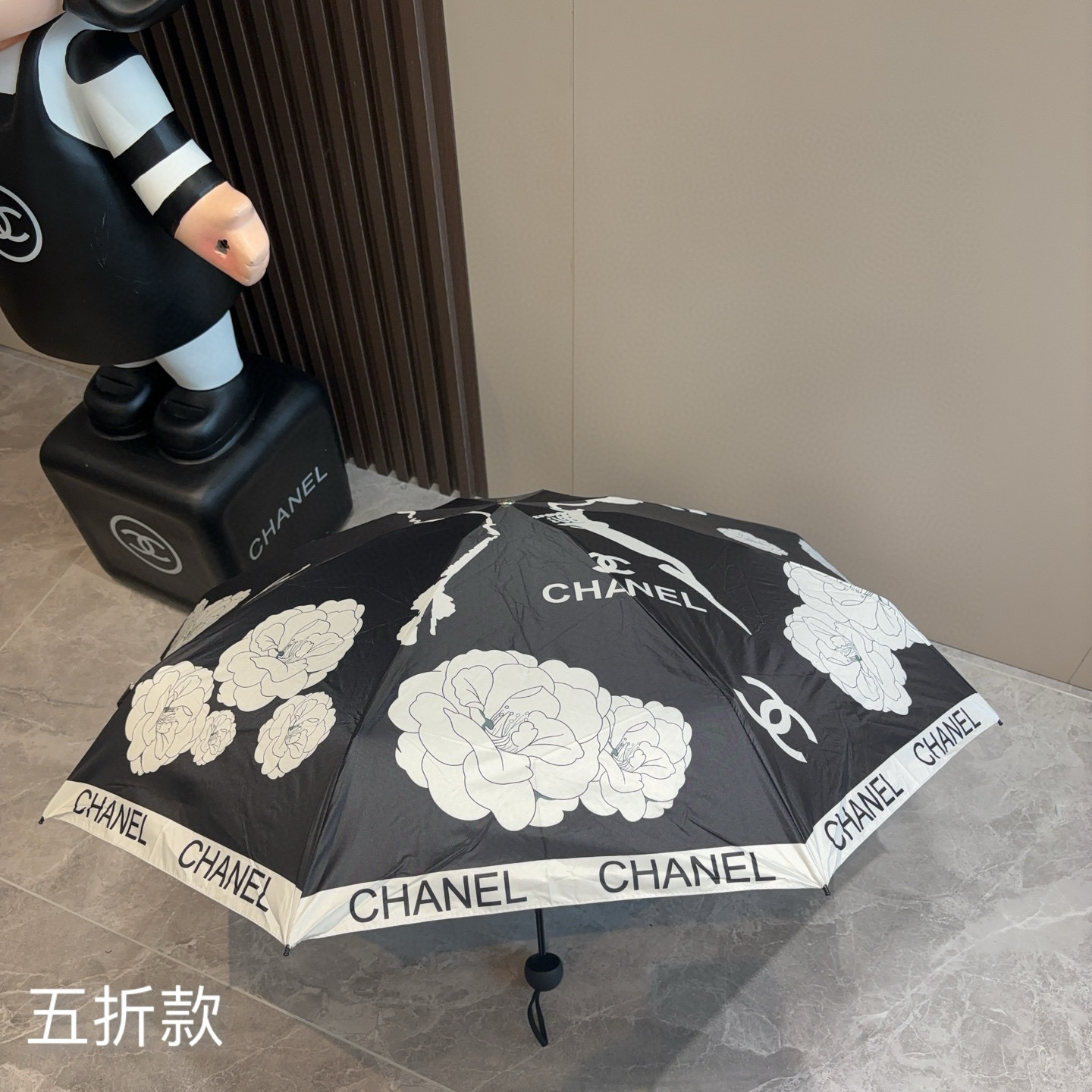 CHANEL（香奈儿）五折手开折叠晴雨伞 集合香奈儿灵魂LOGO为一体的设计风格高雅奢华 带在身上带来