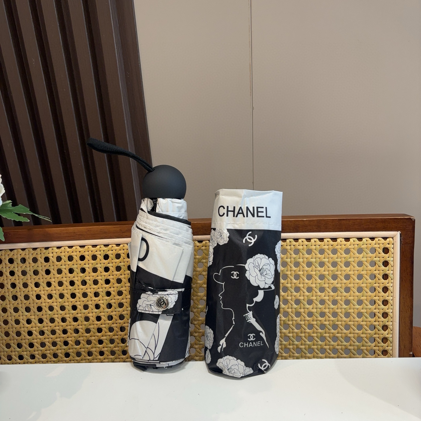 CHANEL（香奈儿）五折手开折叠晴雨伞 集合香奈儿灵魂LOGO为一体的设计风格高雅奢华 带在身上带来