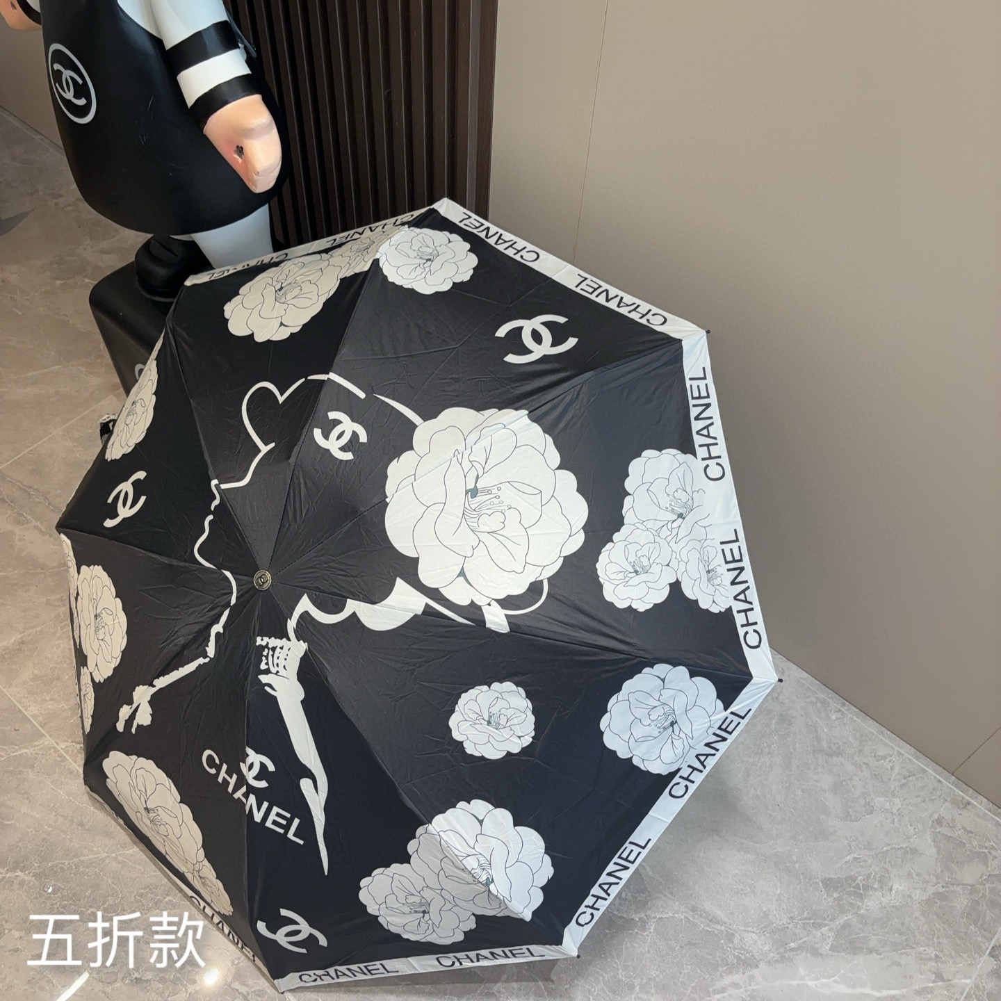  CHANEL（香奈儿）五折手开折叠晴雨伞 集合香奈儿灵魂LOGO为一体的设计风格高雅奢华 带在身上带来