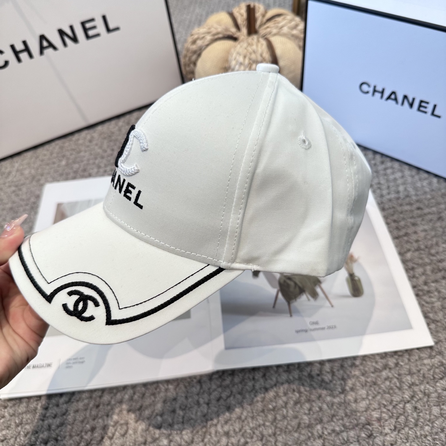   CHANEL香奈儿 新款简约刺绣logo棒球帽，新款出货，大牌款超好搭配，赶紧入手！