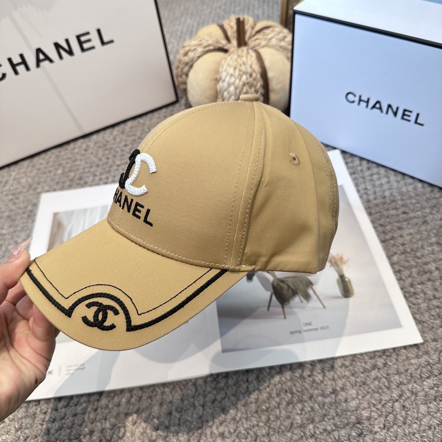   CHANEL香奈儿 新款简约刺绣logo棒球帽，新款出货，大牌款超好搭配，赶紧入手！