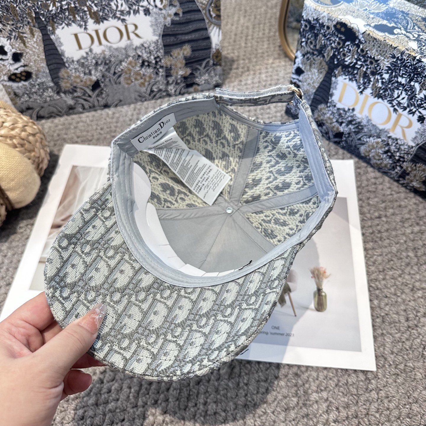  DIOR迪奥 刺绣
官网同步新款发布 老花D家棒球帽🧢，水洗标超级火爆