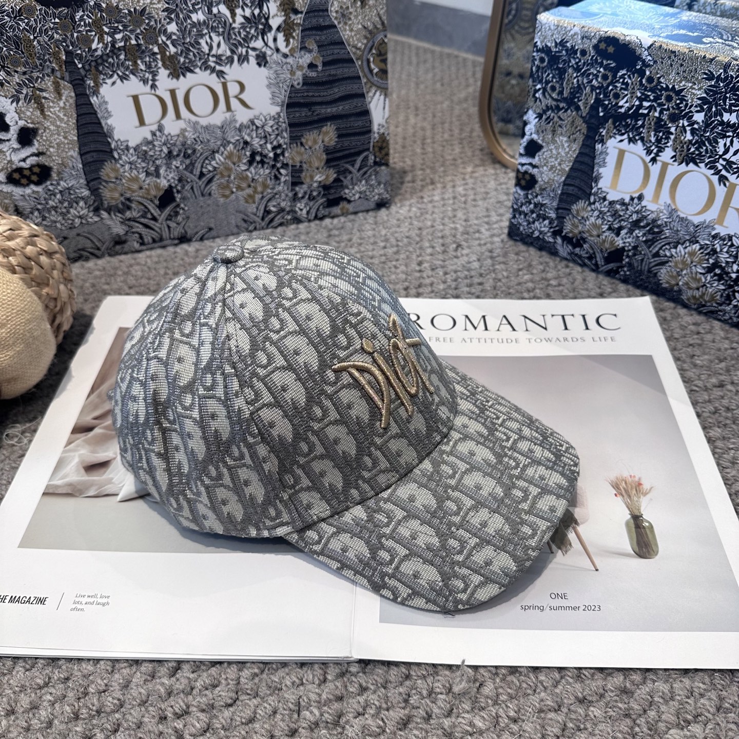  DIOR迪奥 刺绣
官网同步新款发布 老花D家棒球帽🧢，水洗标超级火爆