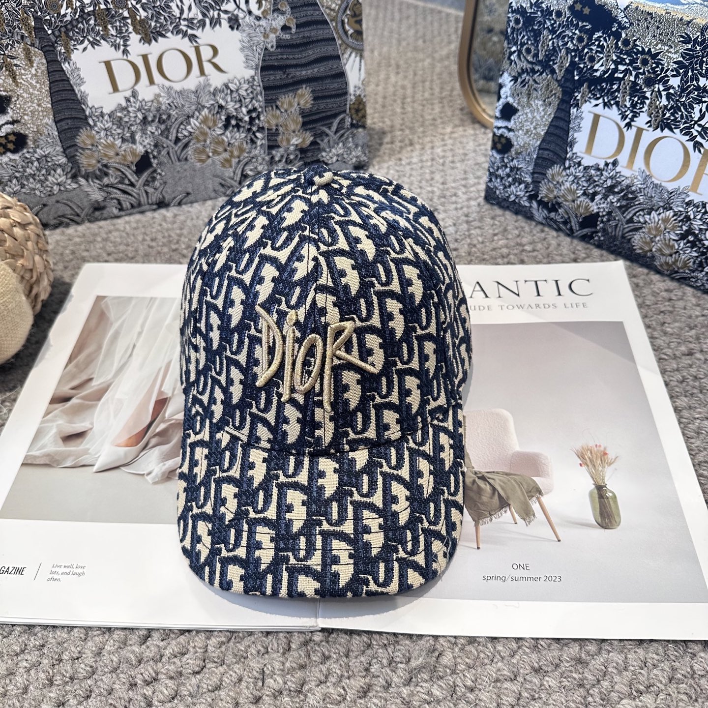  DIOR迪奥 刺绣
官网同步新款发布 老花D家棒球帽🧢，水洗标超级火爆