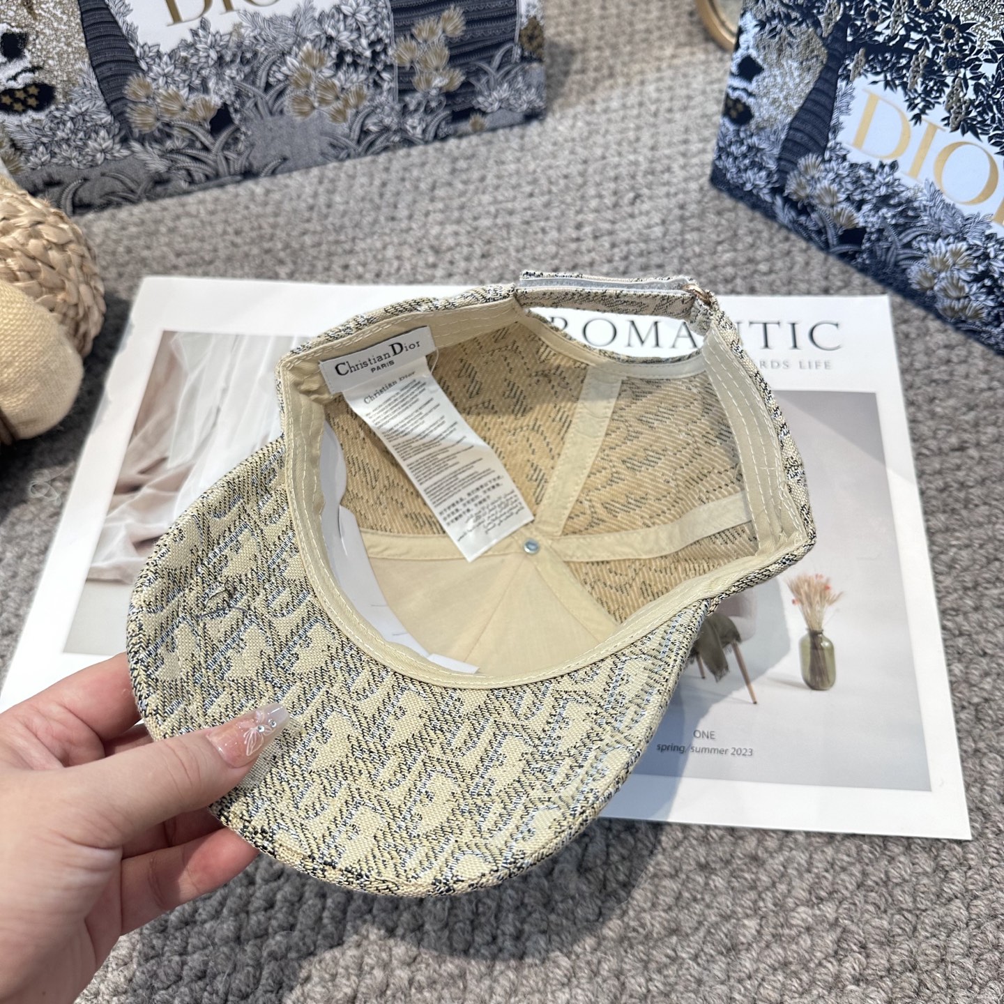  DIOR迪奥 刺绣
官网同步新款发布 老花D家棒球帽🧢，水洗标超级火爆