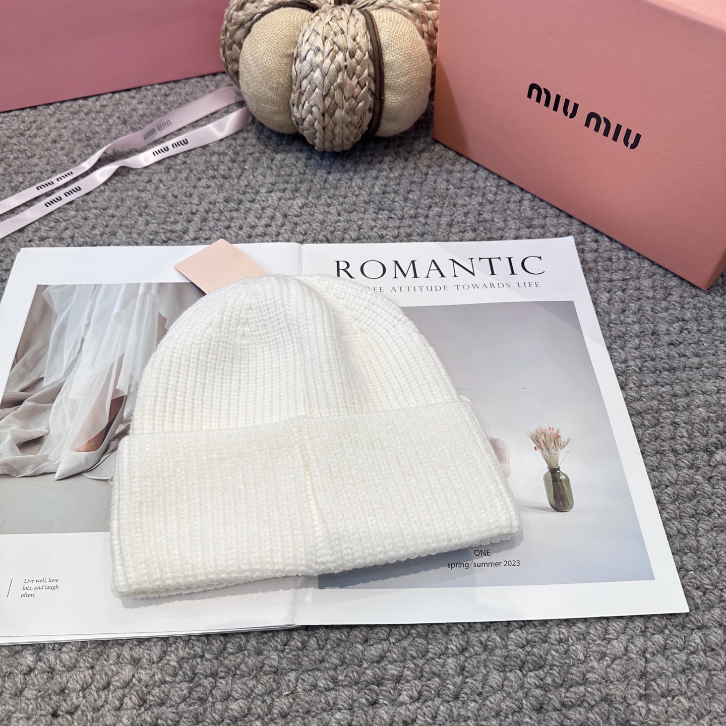  miumiu缪缪🐰秋冬刺绣毛线帽
这种高级简直质感从头开始了！巨推荐大家
这顶不管什么类型的衣服都好配