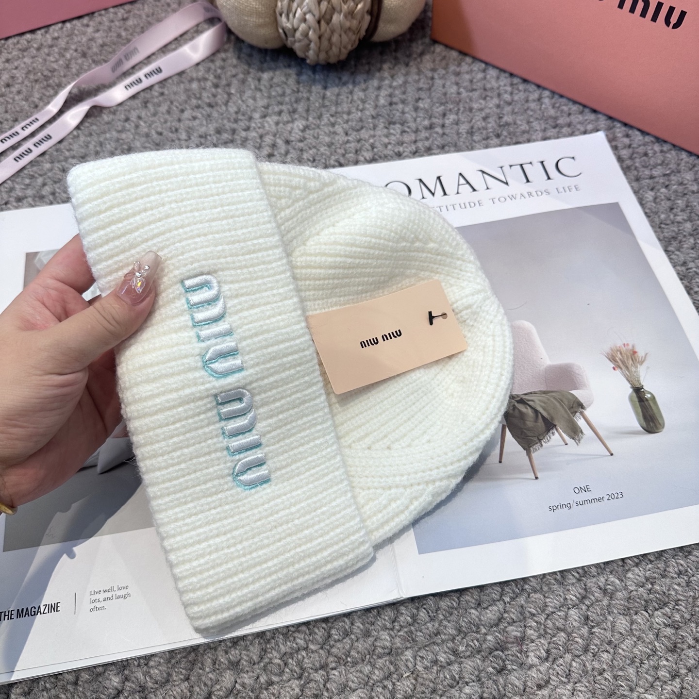  miumiu缪缪🐰秋冬刺绣毛线帽
这种高级简直质感从头开始了！巨推荐大家
这顶不管什么类型的衣服都好配