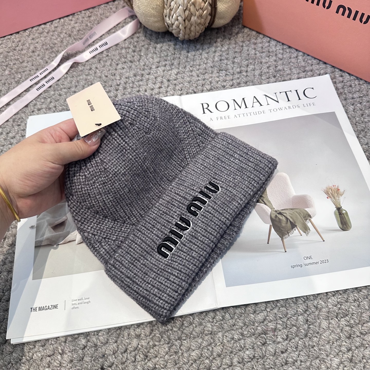  miumiu缪缪🐰秋冬刺绣毛线帽
这种高级简直质感从头开始了！巨推荐大家
这顶不管什么类型的衣服都好配