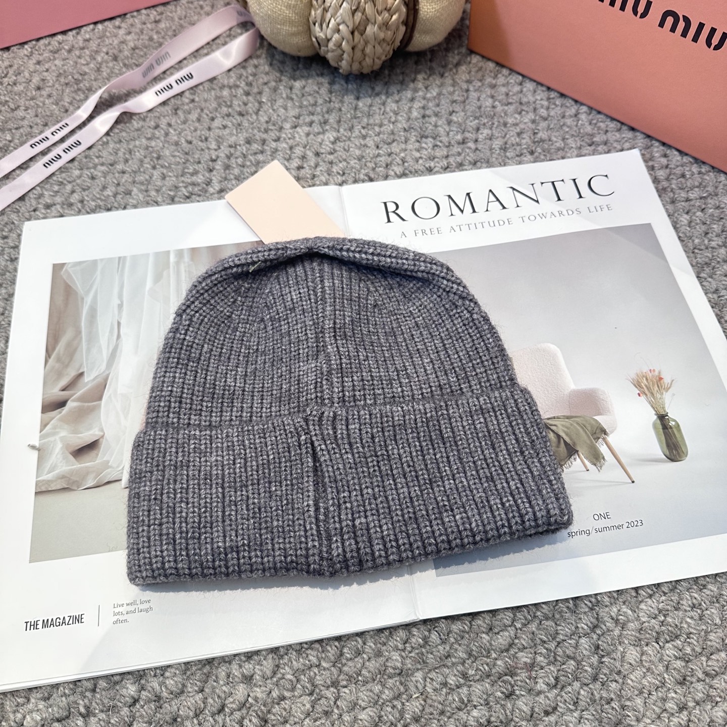  miumiu缪缪🐰秋冬刺绣毛线帽
这种高级简直质感从头开始了！巨推荐大家
这顶不管什么类型的衣服都好配