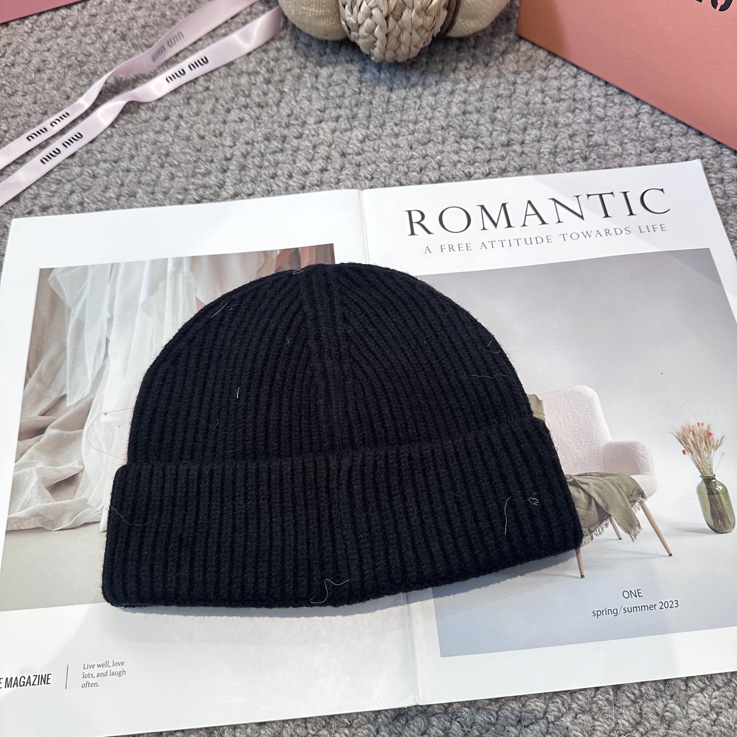  miumiu缪缪🐰秋冬刺绣毛线帽
这种高级简直质感从头开始了！巨推荐大家
这顶不管什么类型的衣服都好配