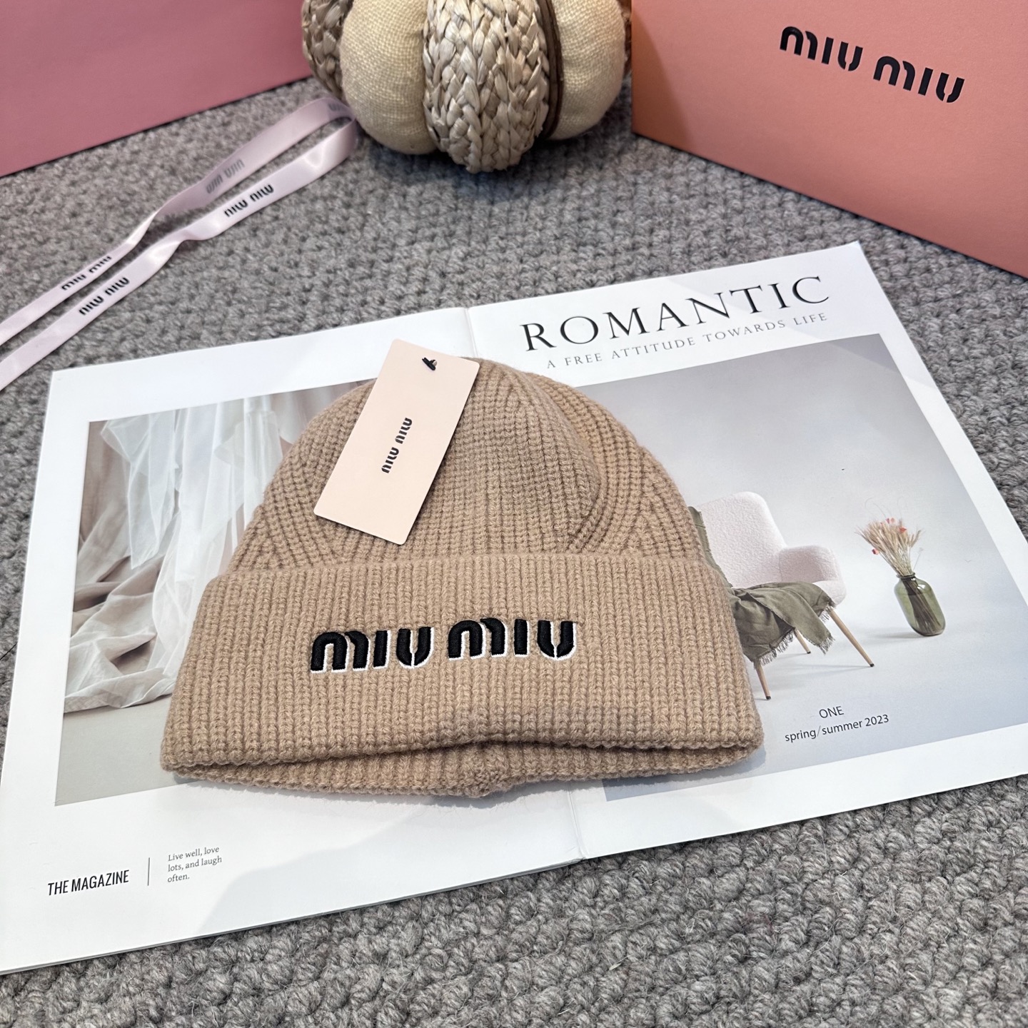  miumiu缪缪🐰秋冬刺绣毛线帽
这种高级简直质感从头开始了！巨推荐大家
这顶不管什么类型的衣服都好配