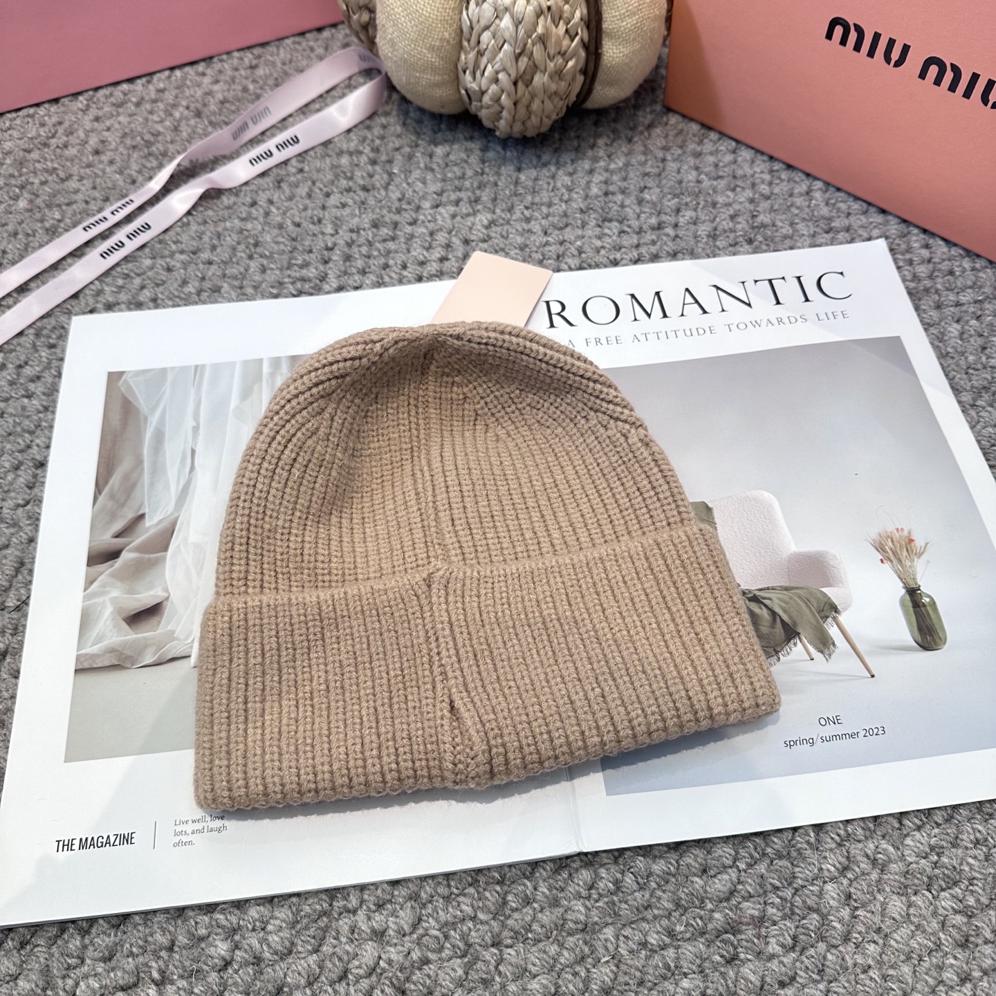  miumiu缪缪🐰秋冬刺绣毛线帽
这种高级简直质感从头开始了！巨推荐大家
这顶不管什么类型的衣服都好配