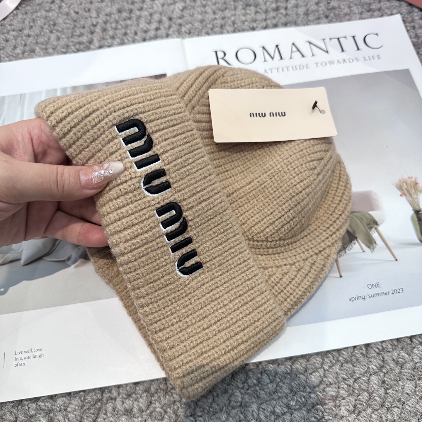  miumiu缪缪🐰秋冬刺绣毛线帽
这种高级简直质感从头开始了！巨推荐大家
这顶不管什么类型的衣服都好配