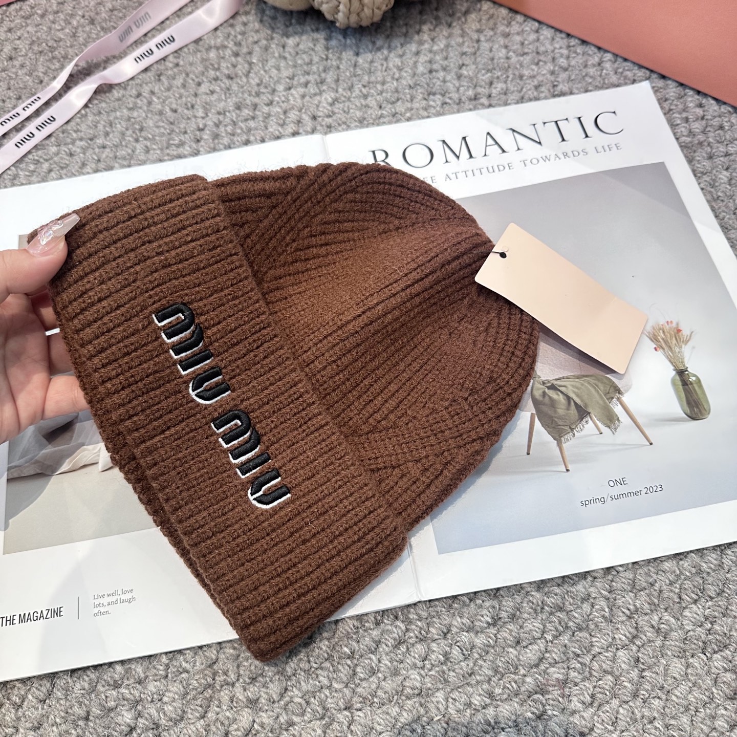  miumiu缪缪🐰秋冬刺绣毛线帽
这种高级简直质感从头开始了！巨推荐大家
这顶不管什么类型的衣服都好配