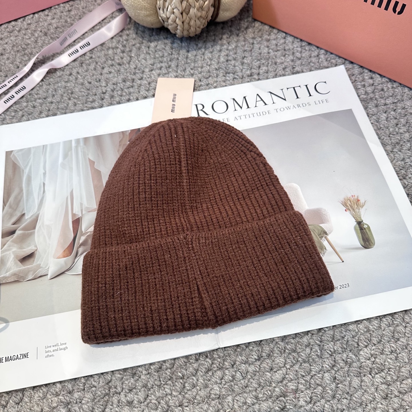  miumiu缪缪🐰秋冬刺绣毛线帽
这种高级简直质感从头开始了！巨推荐大家
这顶不管什么类型的衣服都好配