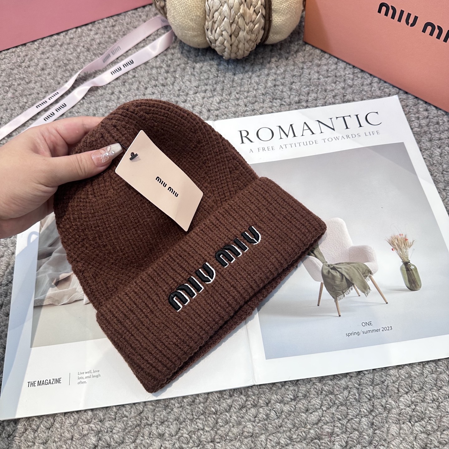  miumiu缪缪🐰秋冬刺绣毛线帽
这种高级简直质感从头开始了！巨推荐大家
这顶不管什么类型的衣服都好配