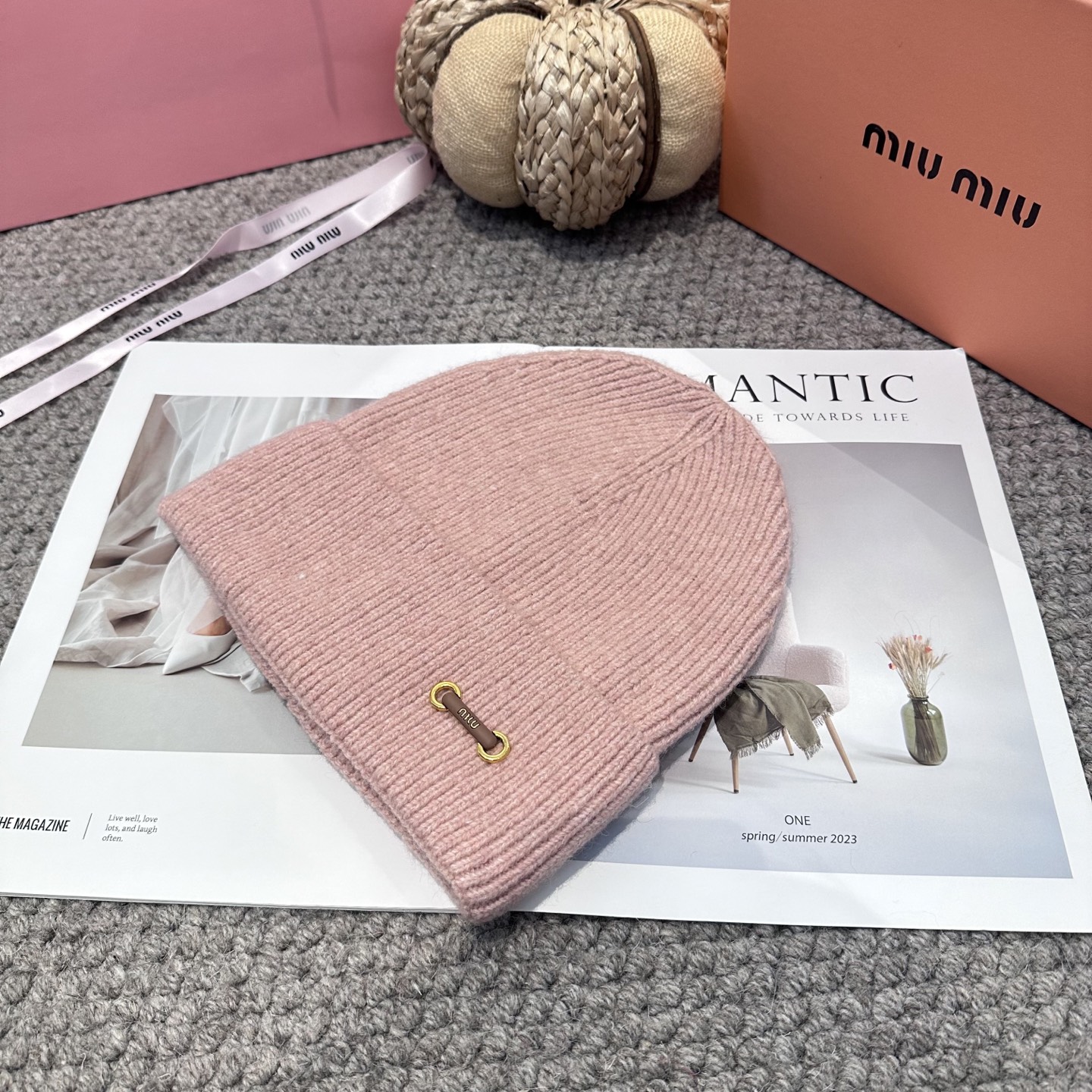  miumiu缪缪🐰秋冬毛线帽
这种高级简直质感从头开始了！巨推荐大家
这顶不管什么类型的衣服都好配
💖