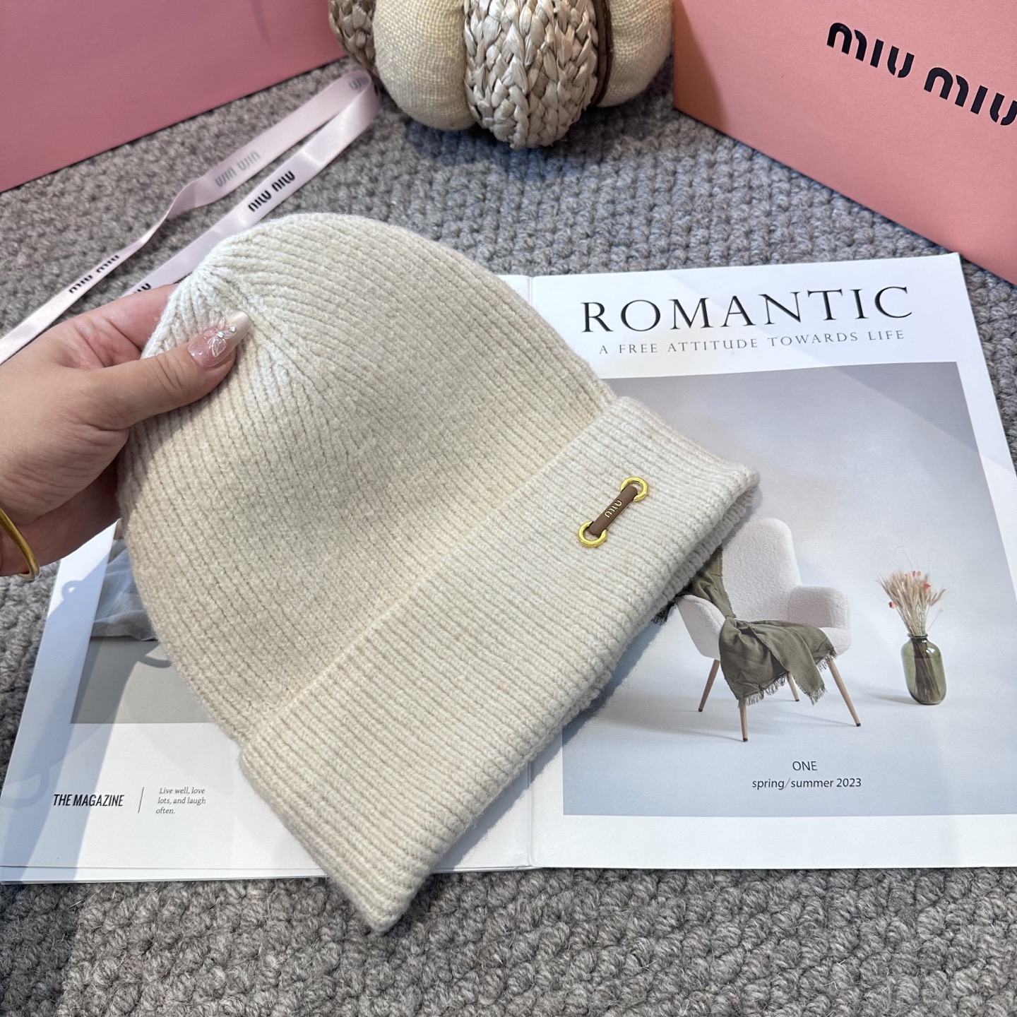  miumiu缪缪🐰秋冬毛线帽
这种高级简直质感从头开始了！巨推荐大家
这顶不管什么类型的衣服都好配
💖