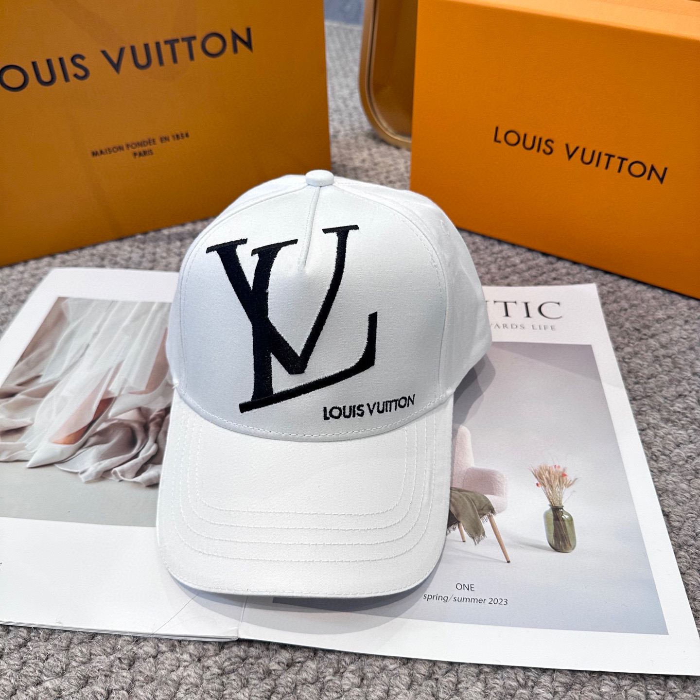 🧢路易威登棒球帽 LouisVuitton😍新款LV棒球帽，重工打造♥️高端大气，百搭款🤗男女通用！3色