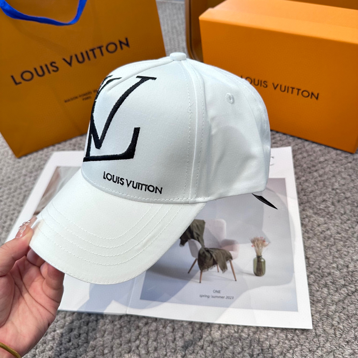 🧢路易威登棒球帽 LouisVuitton😍新款LV棒球帽，重工打造♥️高端大气，百搭款🤗男女通用！3色