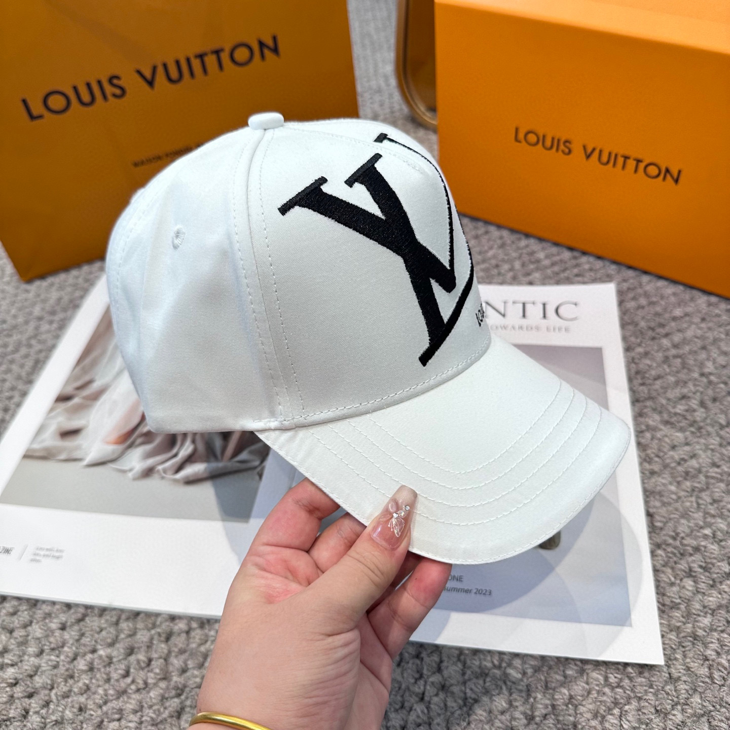 🧢路易威登棒球帽 LouisVuitton😍新款LV棒球帽，重工打造♥️高端大气，百搭款🤗男女通用！3色