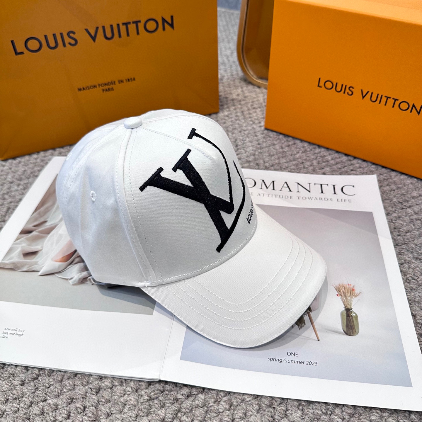 🧢路易威登棒球帽 LouisVuitton😍新款LV棒球帽，重工打造♥️高端大气，百搭款🤗男女通用！3色
