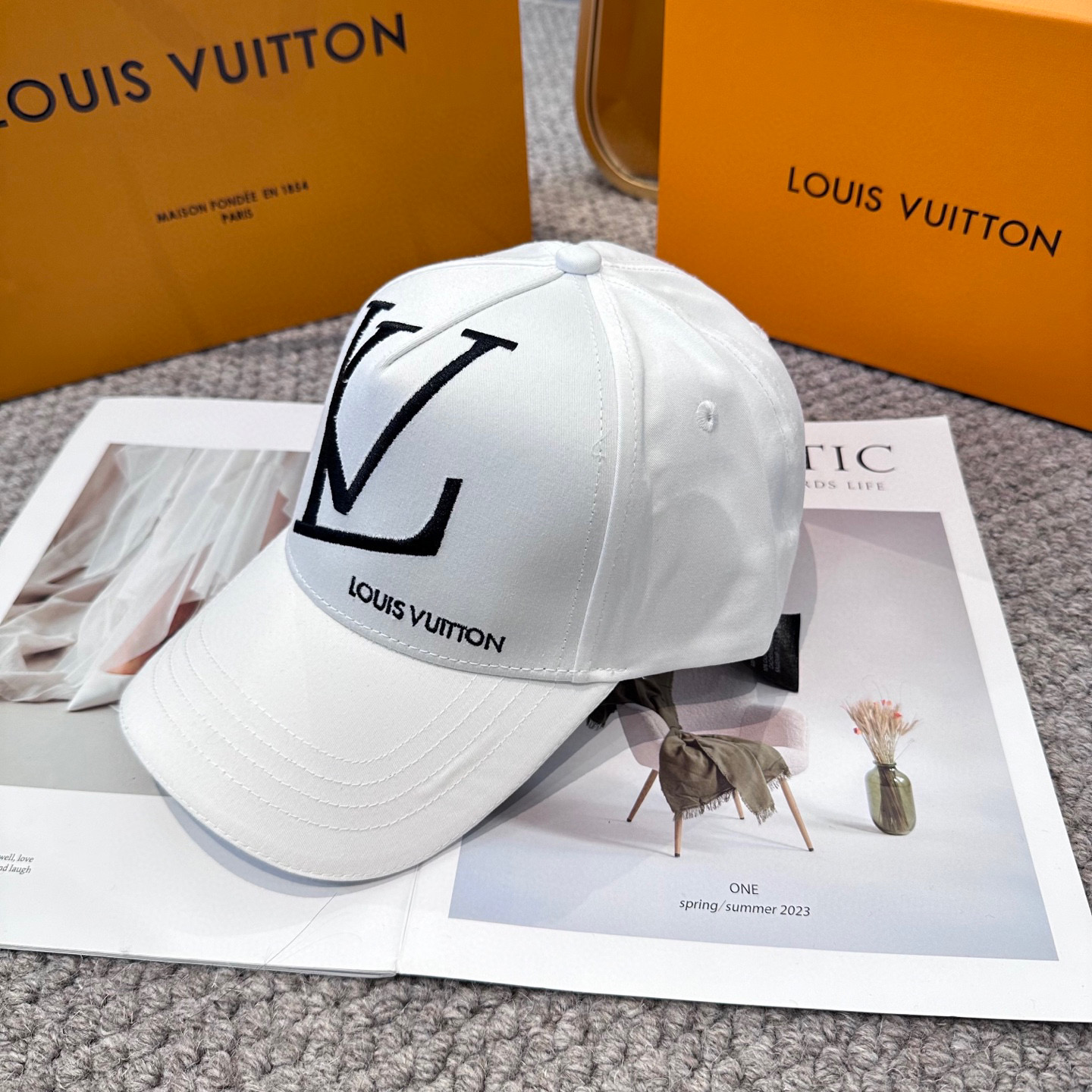🧢路易威登棒球帽 LouisVuitton😍新款LV棒球帽，重工打造♥️高端大气，百搭款🤗男女通用！3色