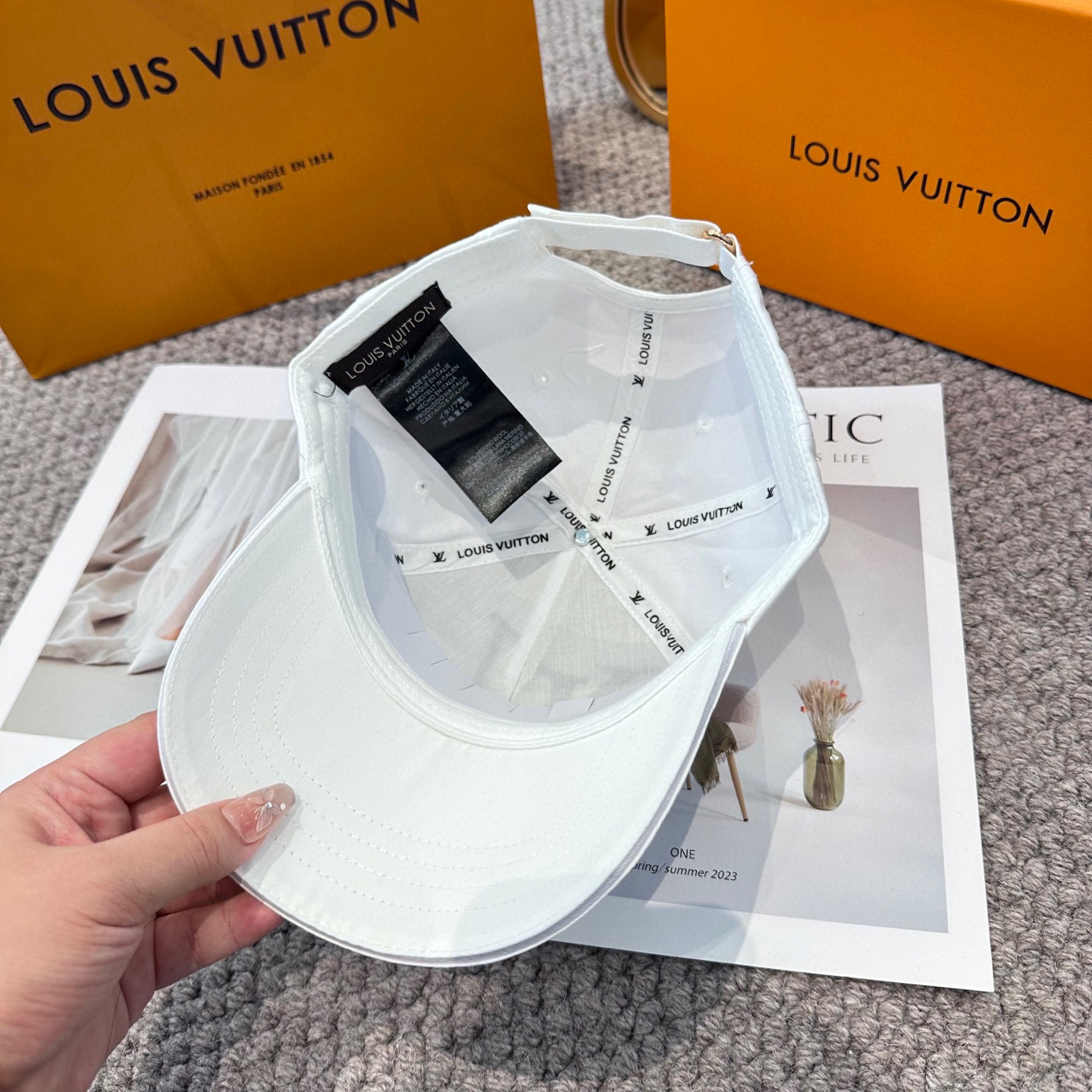 🧢路易威登棒球帽 LouisVuitton😍新款LV棒球帽，重工打造♥️高端大气，百搭款🤗男女通用！3色
