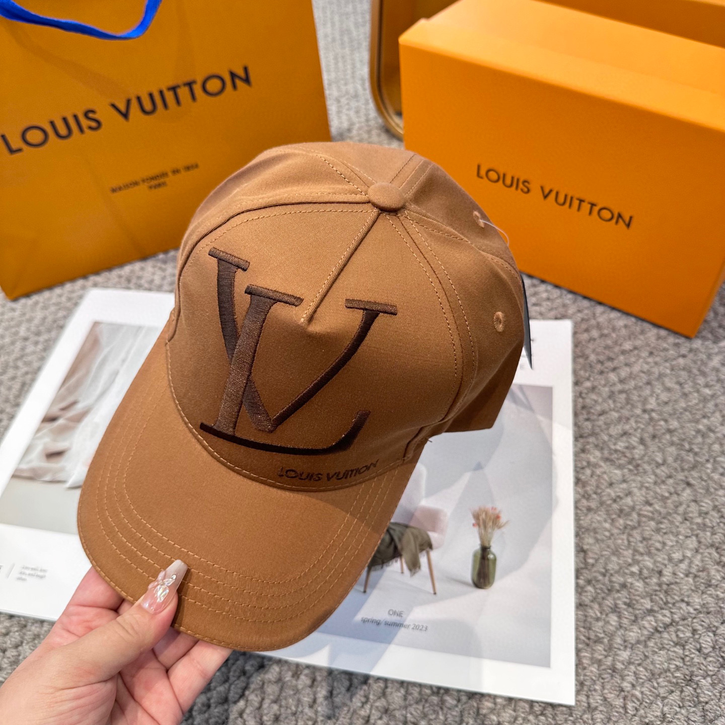 🧢路易威登棒球帽 LouisVuitton😍新款LV棒球帽，重工打造♥️高端大气，百搭款🤗男女通用！3色
