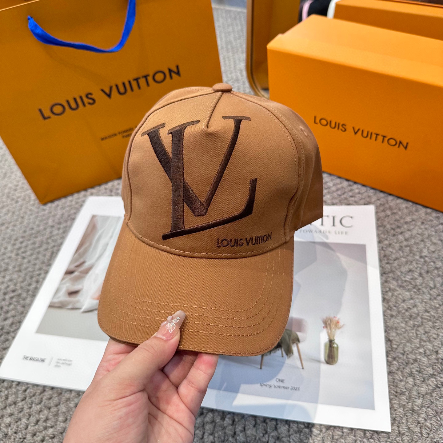 🧢路易威登棒球帽 LouisVuitton😍新款LV棒球帽，重工打造♥️高端大气，百搭款🤗男女通用！3色