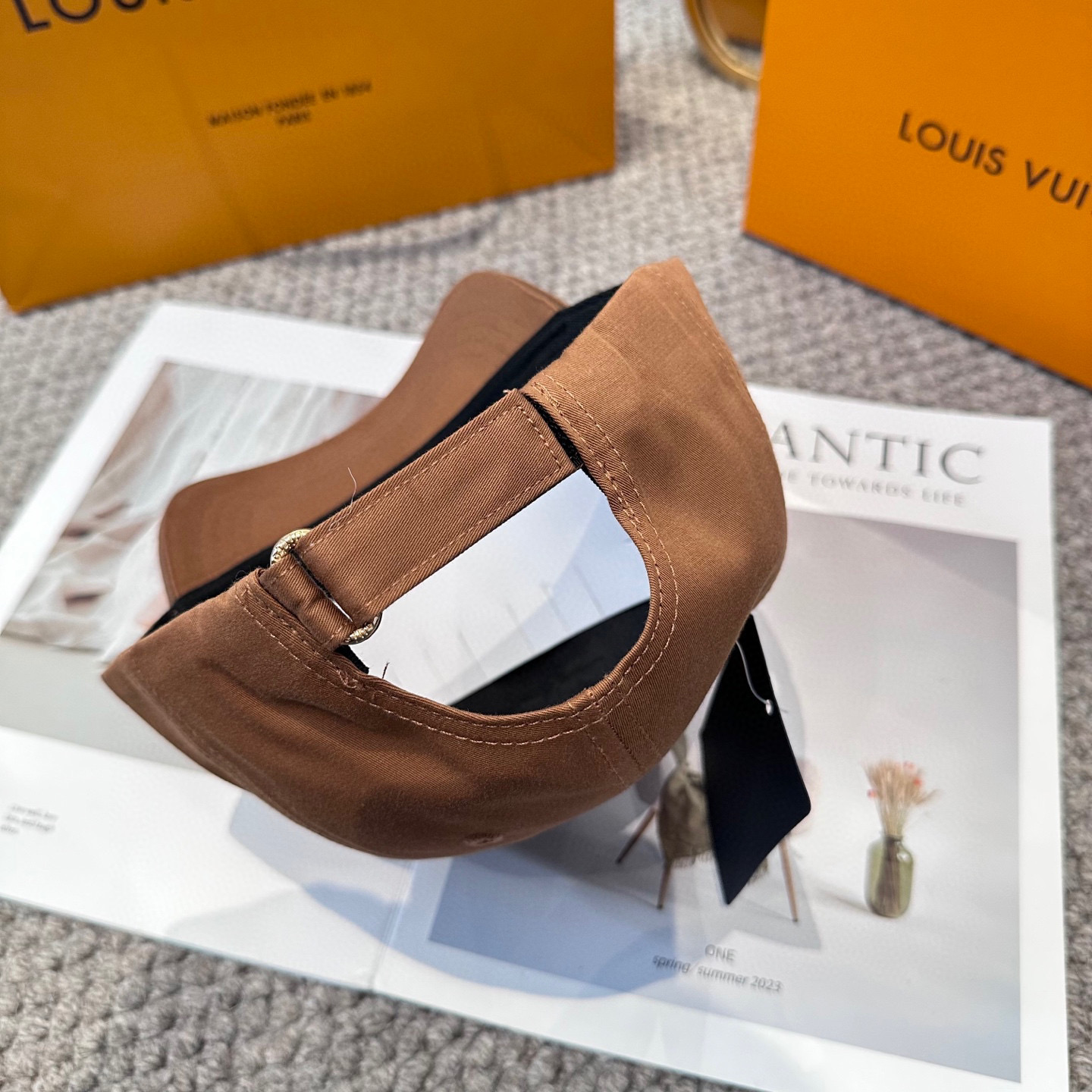 🧢路易威登棒球帽 LouisVuitton😍新款LV棒球帽，重工打造♥️高端大气，百搭款🤗男女通用！3色