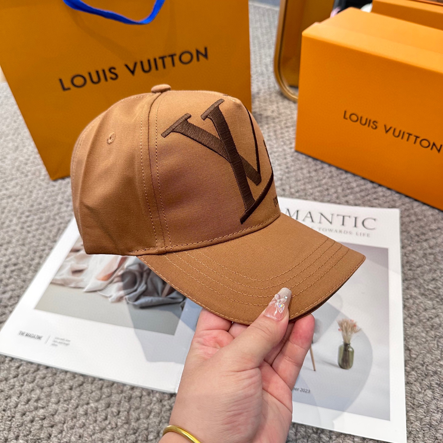 🧢路易威登棒球帽 LouisVuitton😍新款LV棒球帽，重工打造♥️高端大气，百搭款🤗男女通用！3色