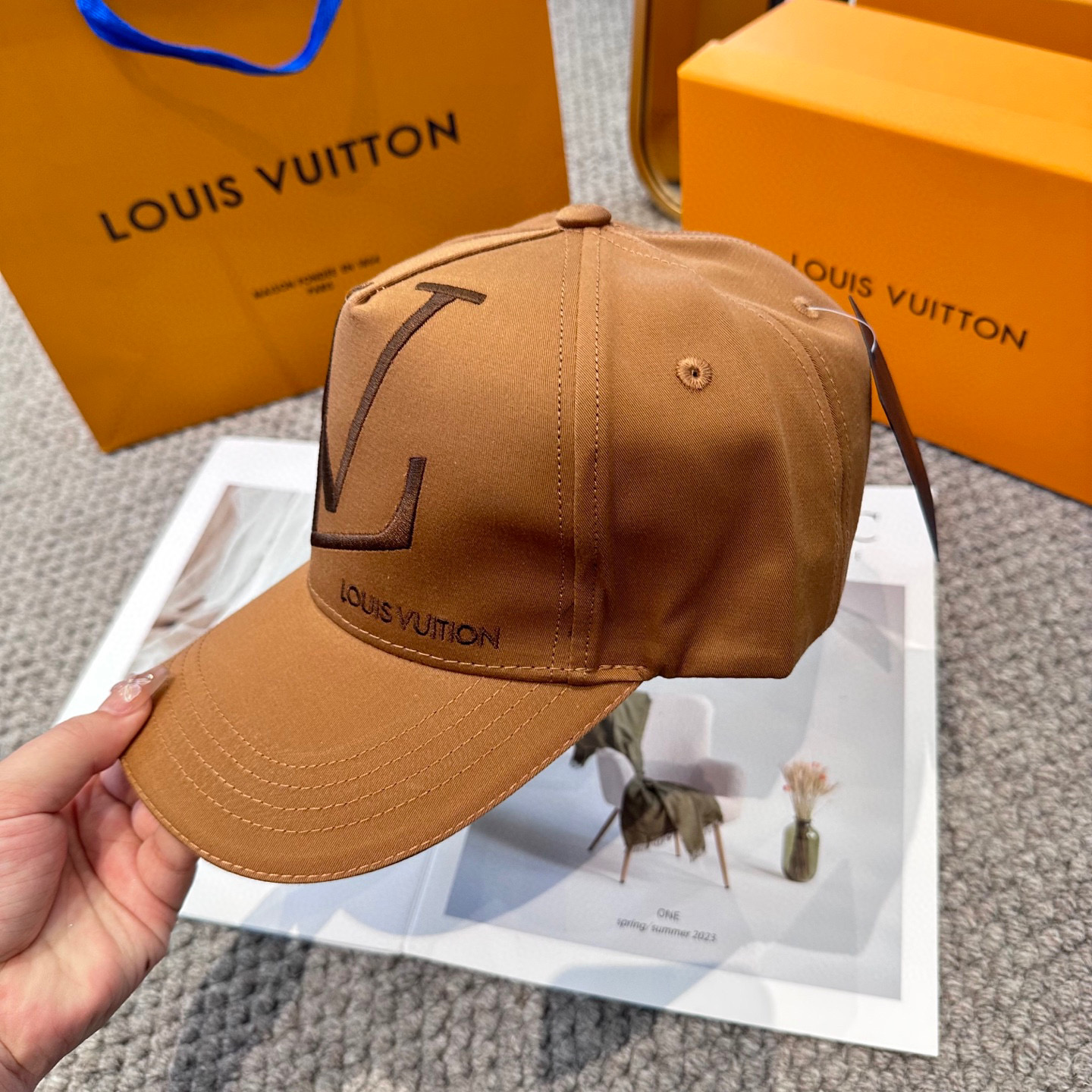 🧢路易威登棒球帽 LouisVuitton😍新款LV棒球帽，重工打造♥️高端大气，百搭款🤗男女通用！3色