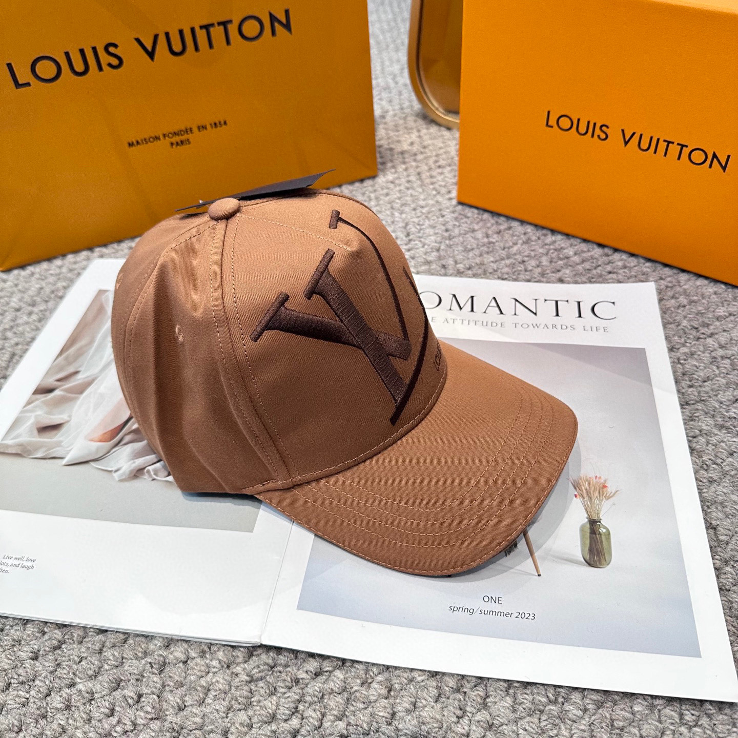 🧢路易威登棒球帽 LouisVuitton😍新款LV棒球帽，重工打造♥️高端大气，百搭款🤗男女通用！3色