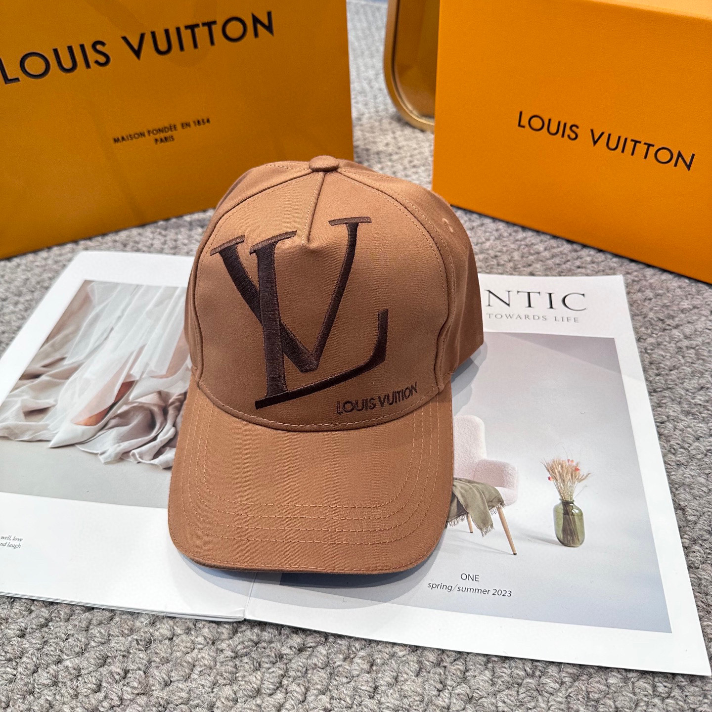 🧢路易威登棒球帽 LouisVuitton😍新款LV棒球帽，重工打造♥️高端大气，百搭款🤗男女通用！3色