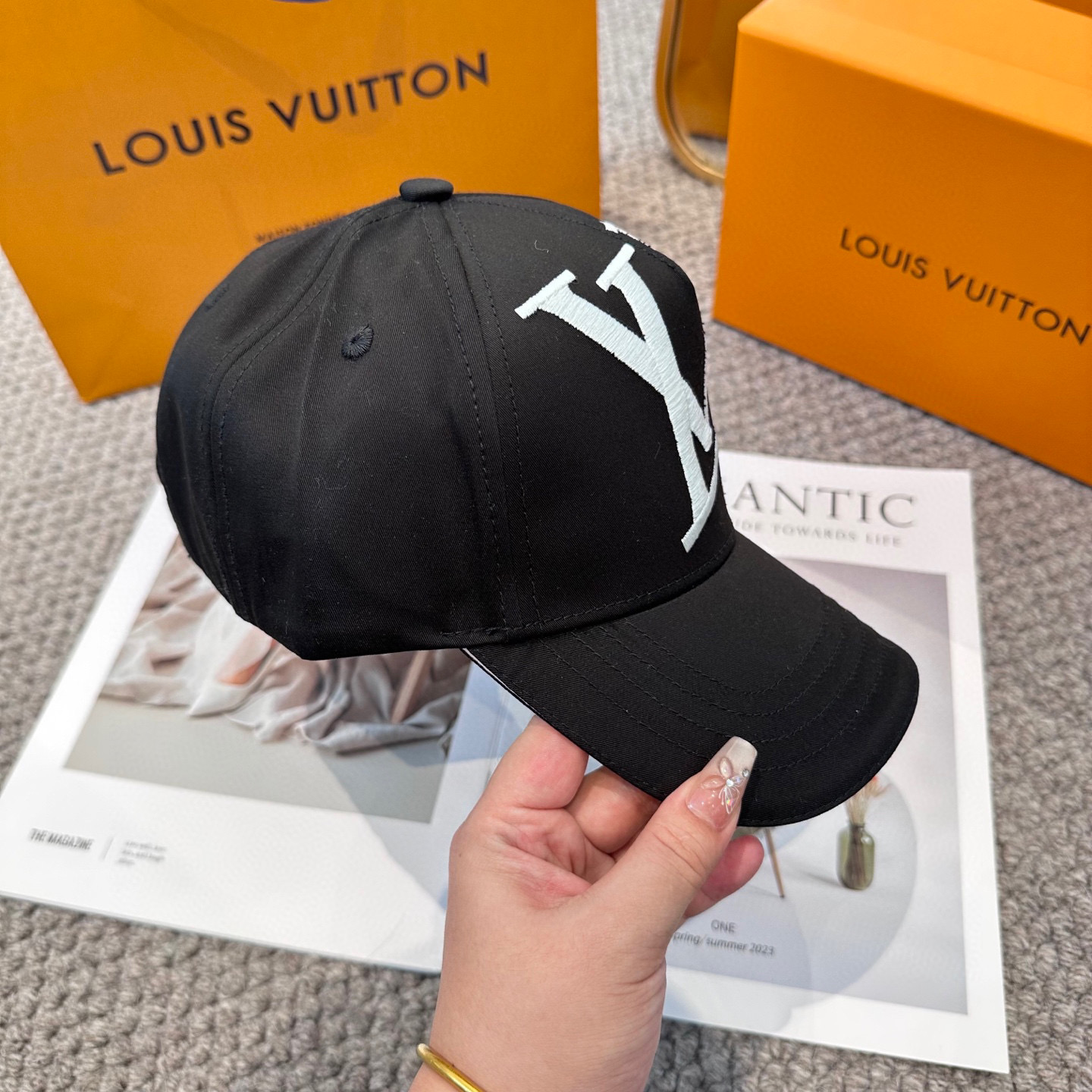 🧢路易威登棒球帽 LouisVuitton😍新款LV棒球帽，重工打造♥️高端大气，百搭款🤗男女通用！3色