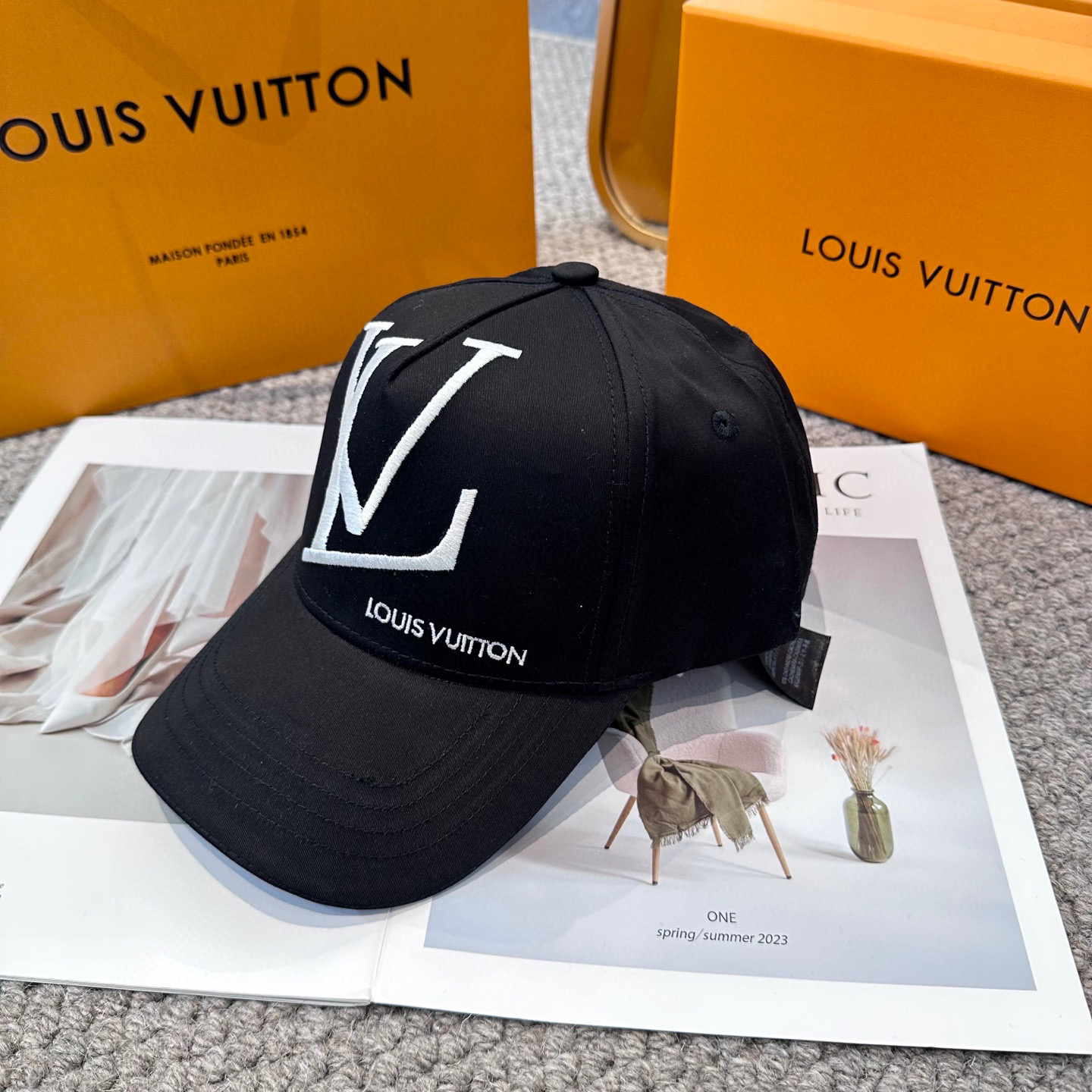 🧢路易威登棒球帽 LouisVuitton😍新款LV棒球帽，重工打造♥️高端大气，百搭款🤗男女通用！3色