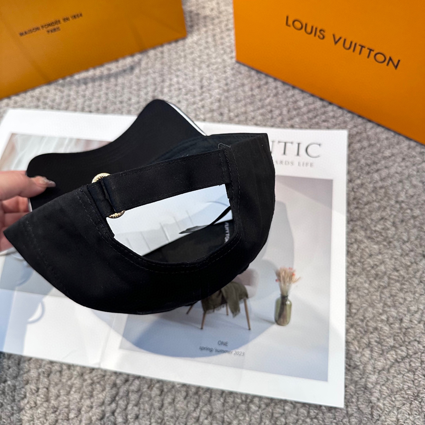 🧢路易威登棒球帽 LouisVuitton😍新款LV棒球帽，重工打造♥️高端大气，百搭款🤗男女通用！3色