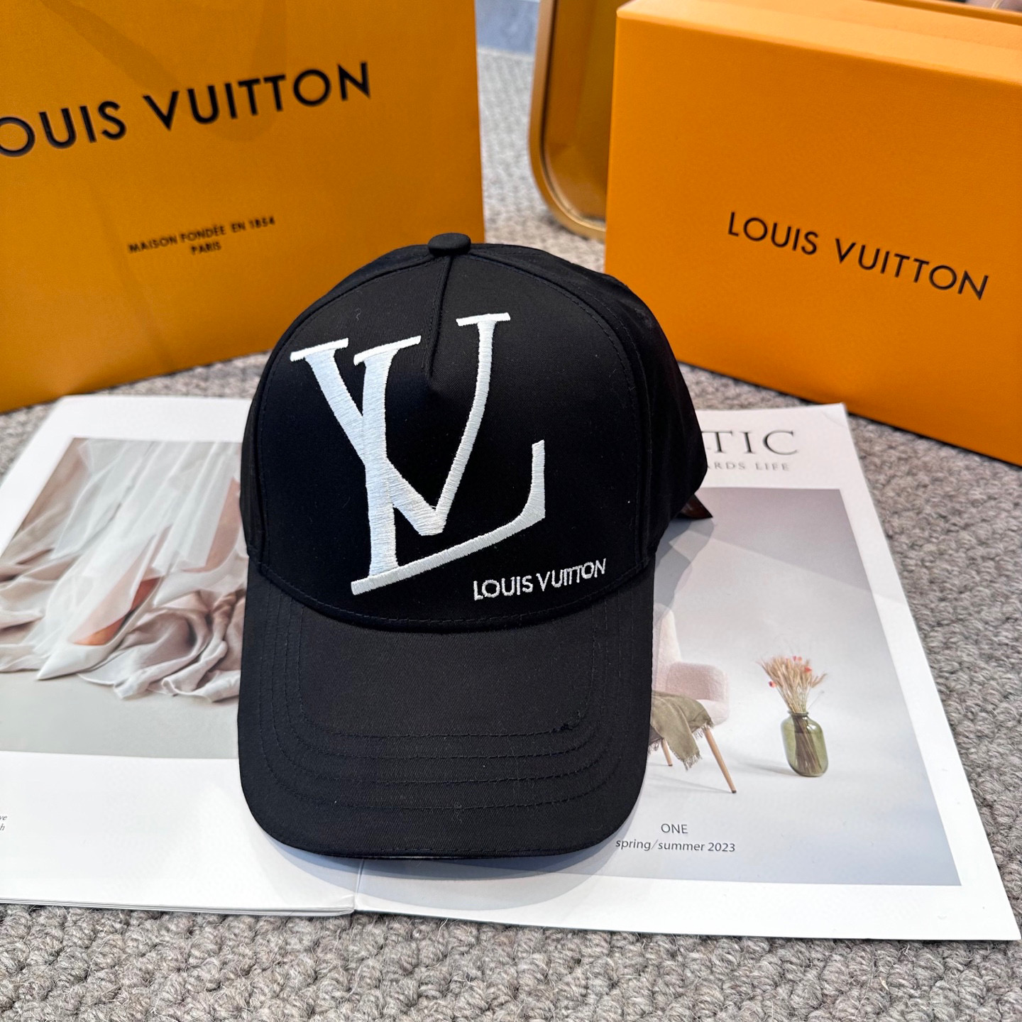 🧢路易威登棒球帽 LouisVuitton😍新款LV棒球帽，重工打造♥️高端大气，百搭款🤗男女通用！3色