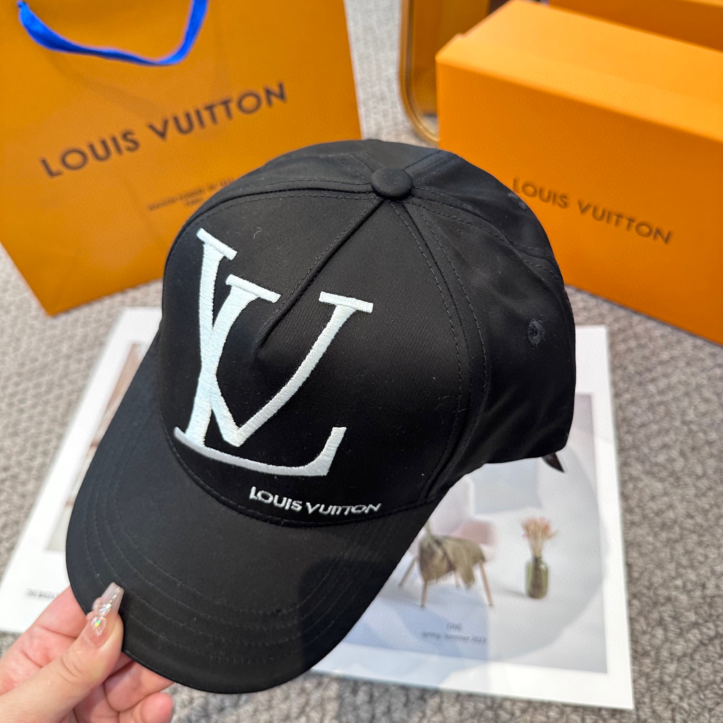 🧢路易威登棒球帽 LouisVuitton😍新款LV棒球帽，重工打造♥️高端大气，百搭款🤗男女通用！3色