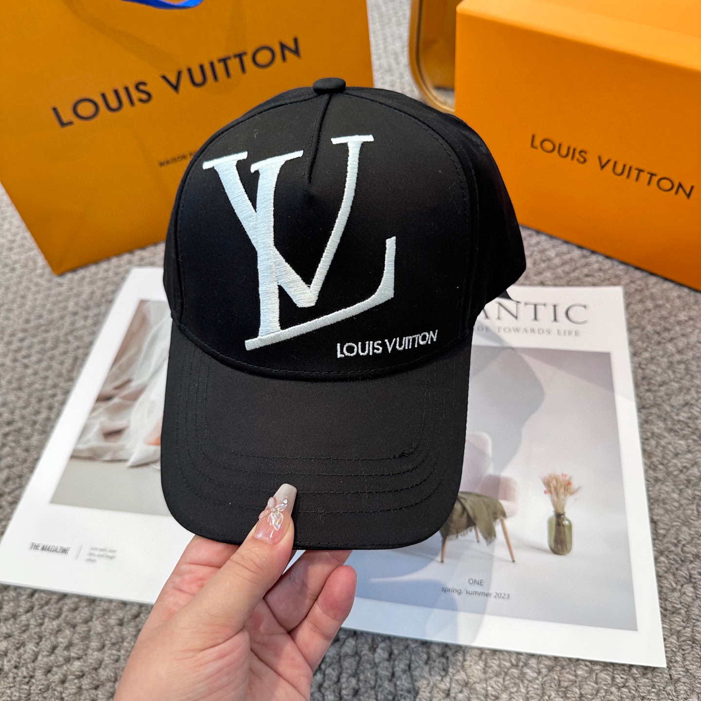 🧢路易威登棒球帽 LouisVuitton😍新款LV棒球帽，重工打造♥️高端大气，百搭款🤗男女通用！3色
