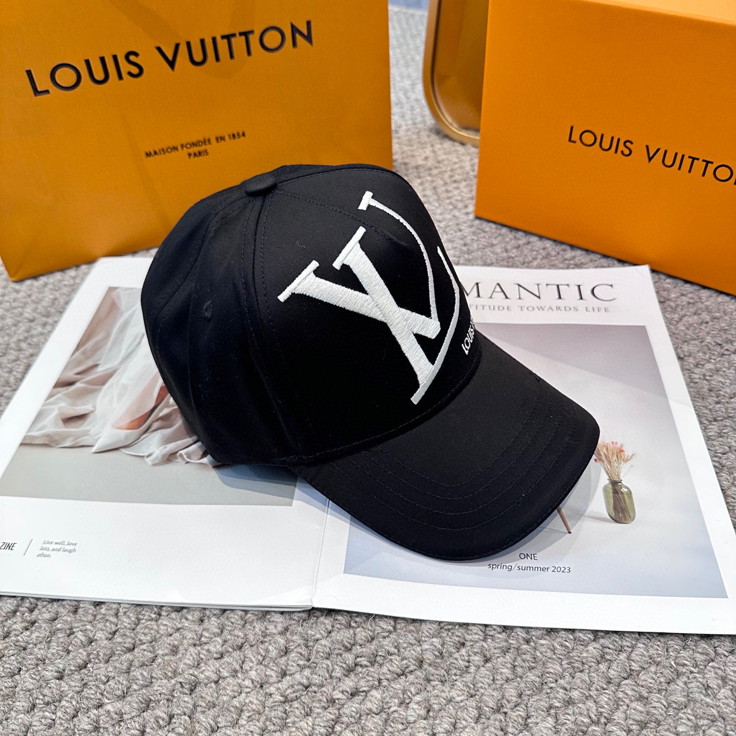 🧢路易威登棒球帽 LouisVuitton😍新款LV棒球帽，重工打造♥️高端大气，百搭款🤗男女通用！3色