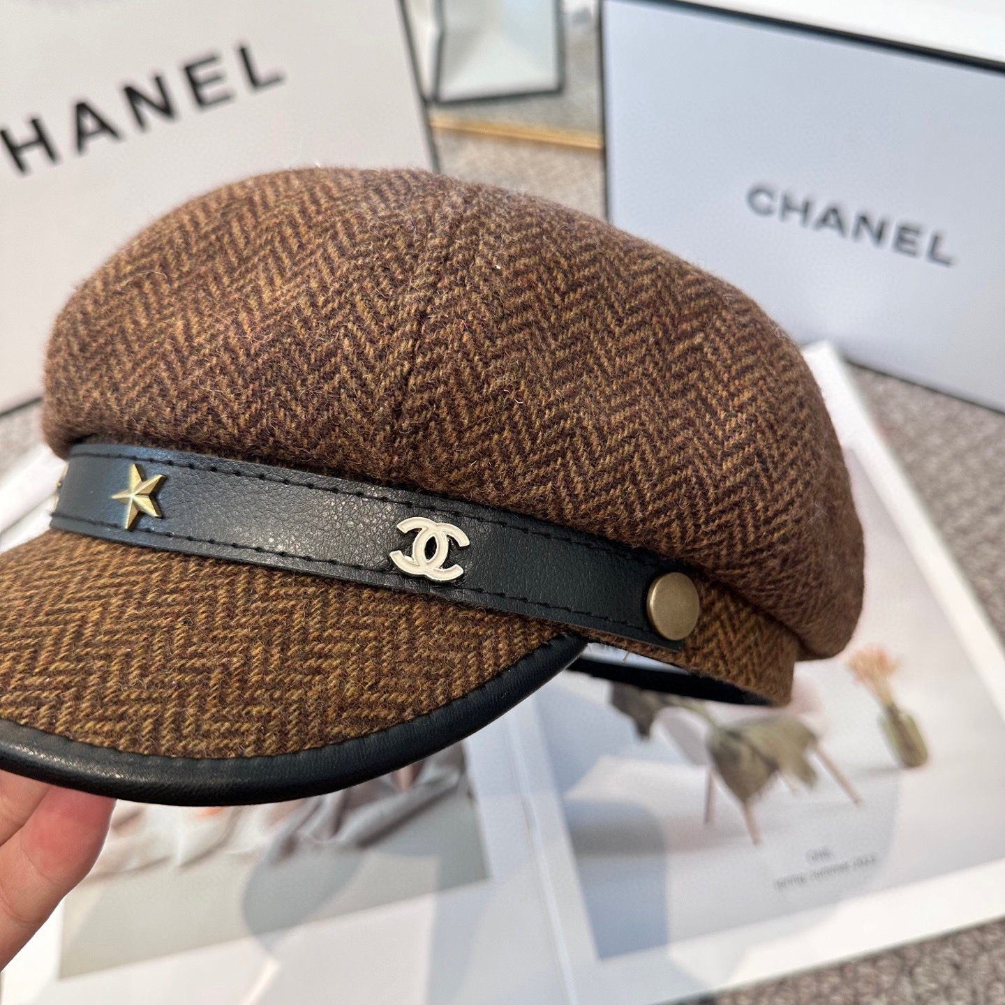 CHANEL 香奈儿 新款铆钉五角星⭐️八角帽 ，高版本原单品质 简约经典logo，质感超级赞👍，精致大